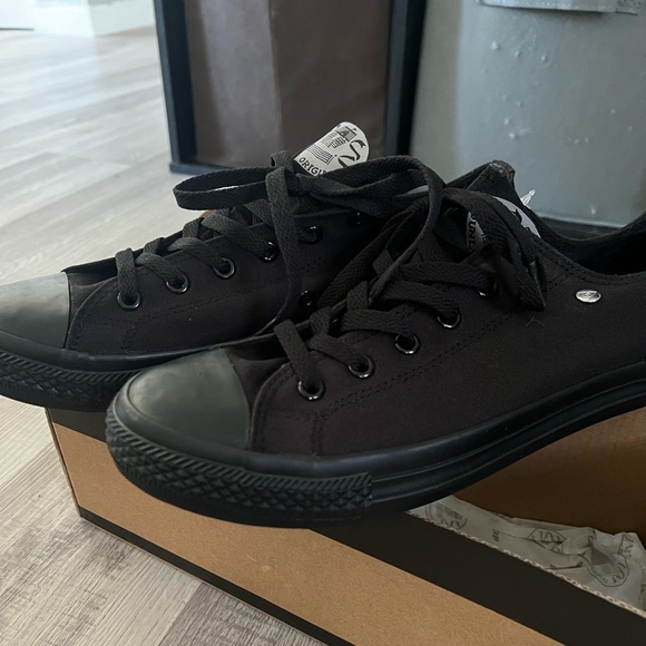 New in box Dunlop black sneakers size 7.5 women’s - Picture 2 of 4